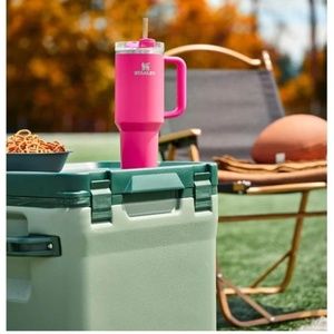 Stanley 40 oz hot pink cameila